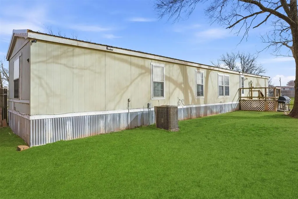 Photo 16 — 919 S Maple Avenue, Erick, OK 73645