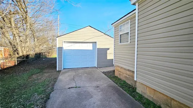 Photo 2 — 135 W Lilac Lane, Midwest City, OK 73110