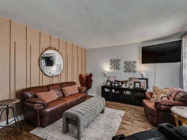 Photo 3 — 812 E Annie Court, Norman, OK 73069