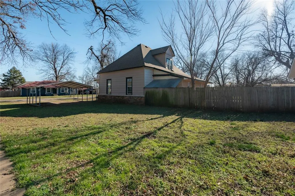 Photo 2 — 319 E Bradley Avenue, Pauls Valley, OK 73075