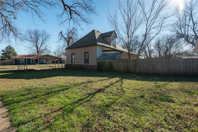 Photo 2 — 319 E Bradley Avenue, Pauls Valley, OK 73075