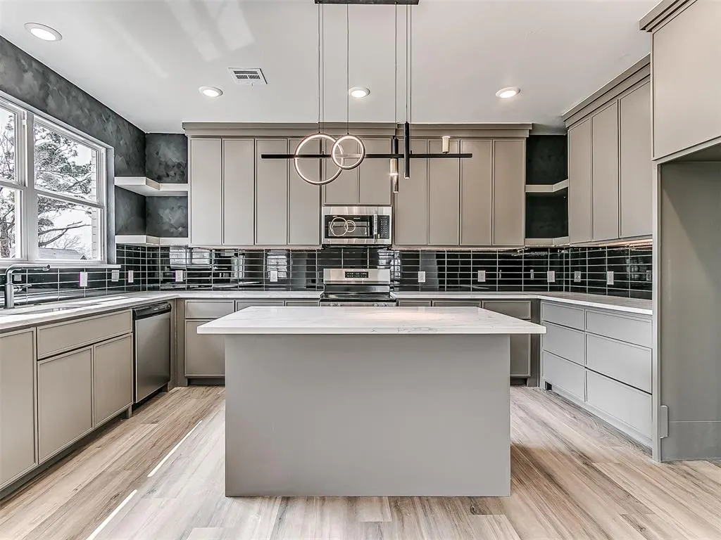 Photo 11 — 2021 NE 16th Terrace, Oklahoma City, OK 73117