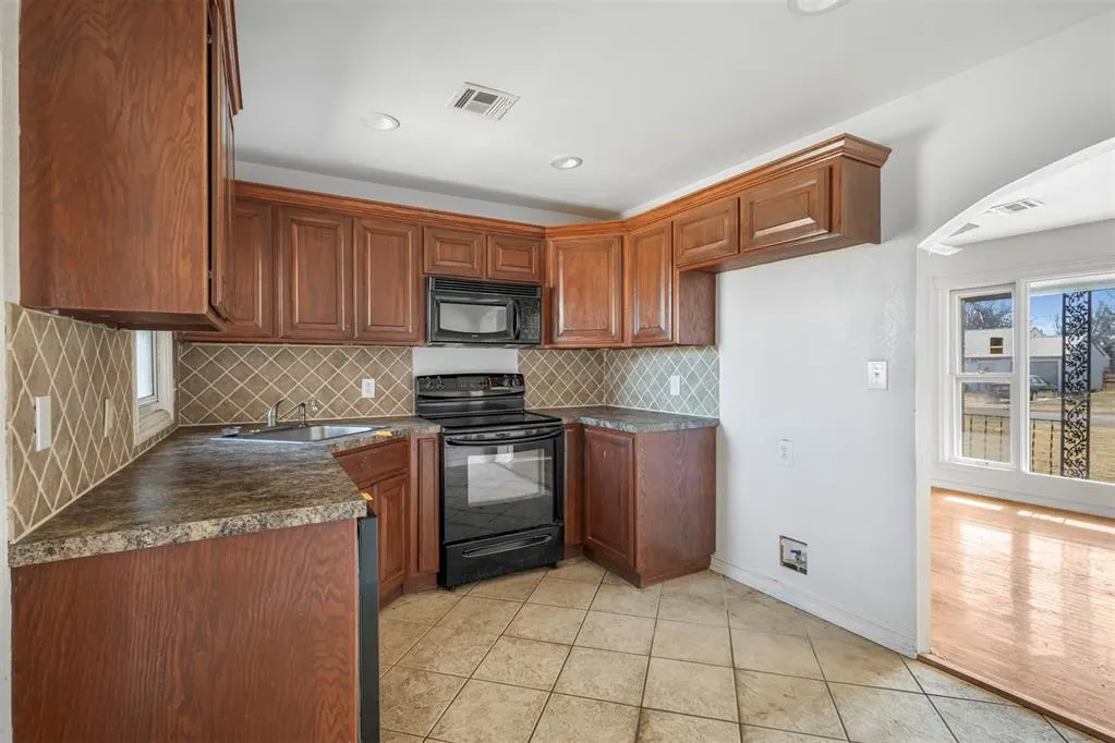 Photo 5 — 419 McArthur Boulevard, Elk City, OK 73644