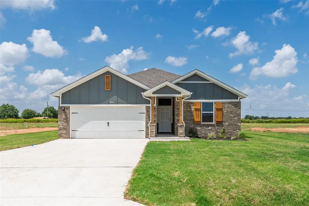 Front exterior — 1016 Prairie Drive, Tuttle, OK 73089