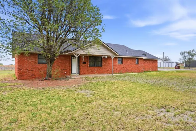 Photo 8 — 1700 N Park Lane, Altus, OK 73521