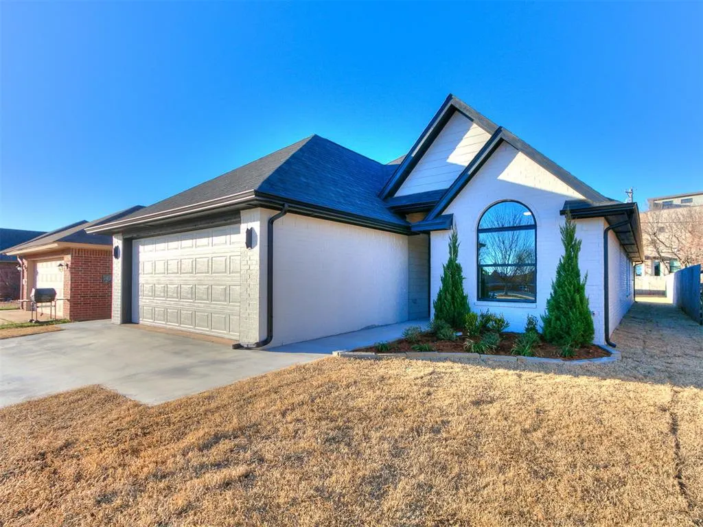 Front exterior — 305 W 7th Street, Edmond, OK 73003