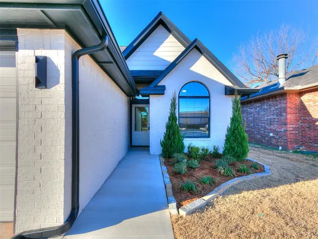 Photo 2 — 305 W 7th Street, Edmond, OK 73003