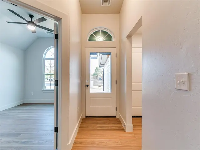 Photo 4 — 305 W 7th Street, Edmond, OK 73003