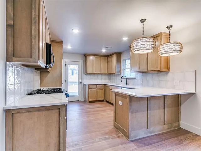 Photo 8 — 305 W 7th Street, Edmond, OK 73003