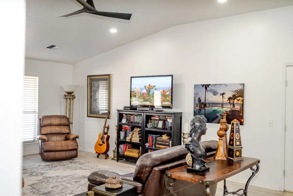 Photo 6 — 112 Hunter Hill Drive, Elk City, OK 73644