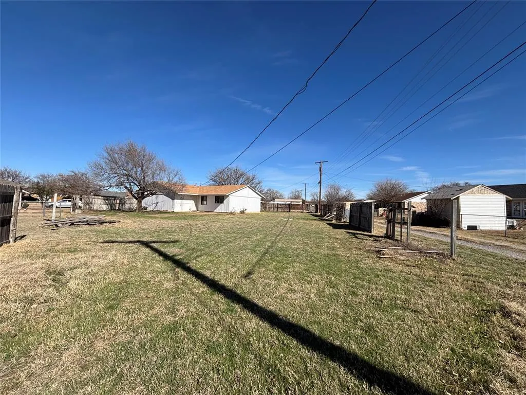 Photo 2 — 304 Saturn Street, Altus, OK 73521