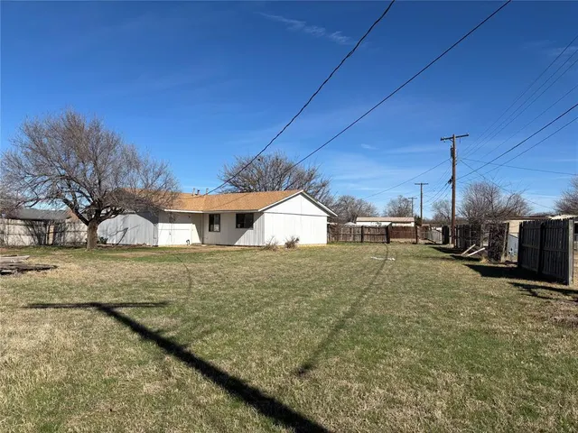 Photo 3 — 304 Saturn Street, Altus, OK 73521