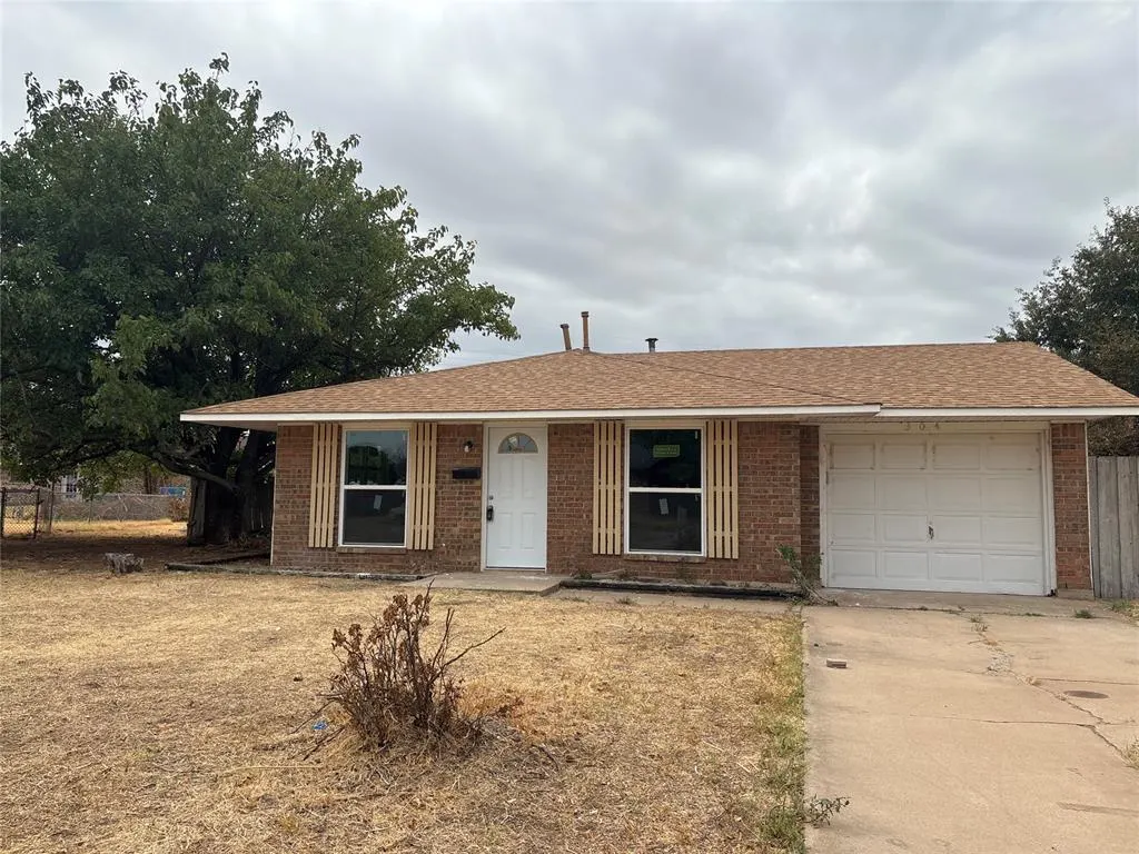 Front exterior — 304 Saturn Street, Altus, OK 73521