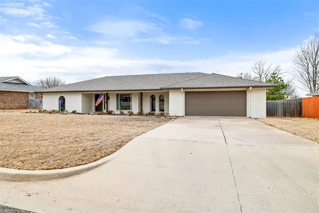 Photo 2 — 2209 Sunset Drive, Duncan, OK 73533
