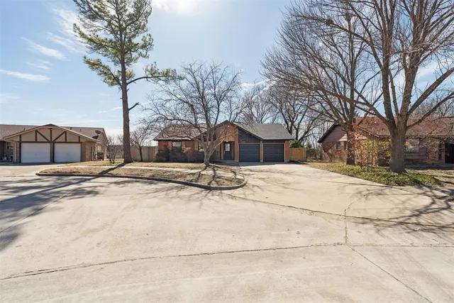 Photo 3 — 208 SW 32nd Street, Moore, OK 73160