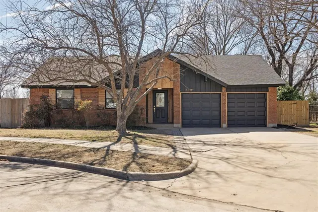 Photo 5 — 208 SW 32nd Street, Moore, OK 73160