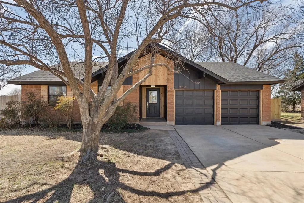 Photo 6 — 208 SW 32nd Street, Moore, OK 73160
