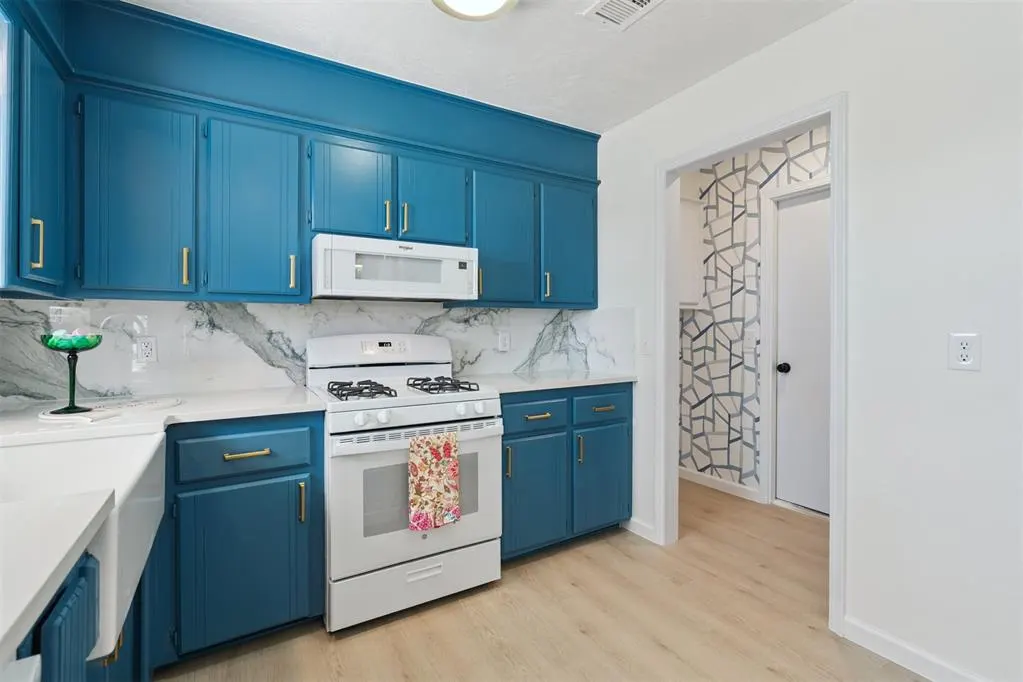 Photo 7 — 208 SW 32nd Street, Moore, OK 73160