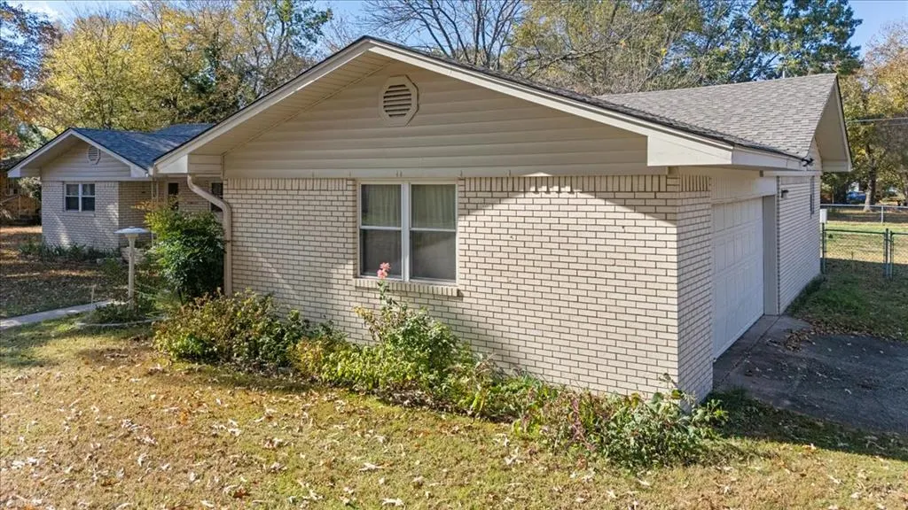 Photo 2 — 501 SE Avenue J, Idabel, OK 74745