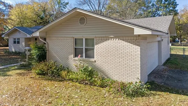 Photo 2 — 501 SE Avenue J, Idabel, OK 74745