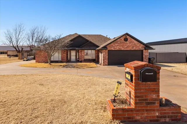 Front exterior — 1014 N Marion Avenue, Hinton, OK 73047