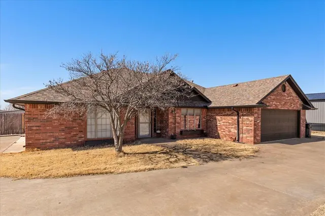 Photo 2 — 1014 N Marion Avenue, Hinton, OK 73047