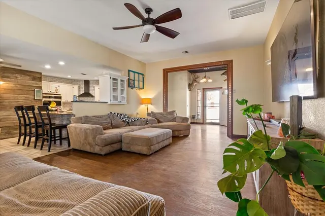 Photo 7 — 1014 N Marion Avenue, Hinton, OK 73047
