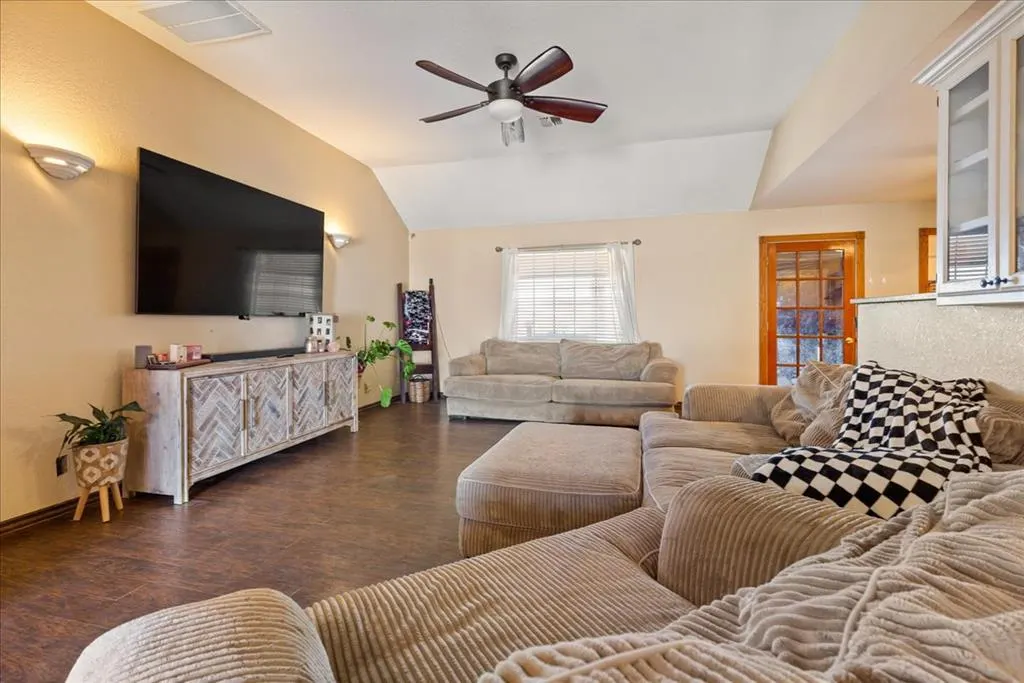Photo 9 — 1014 N Marion Avenue, Hinton, OK 73047