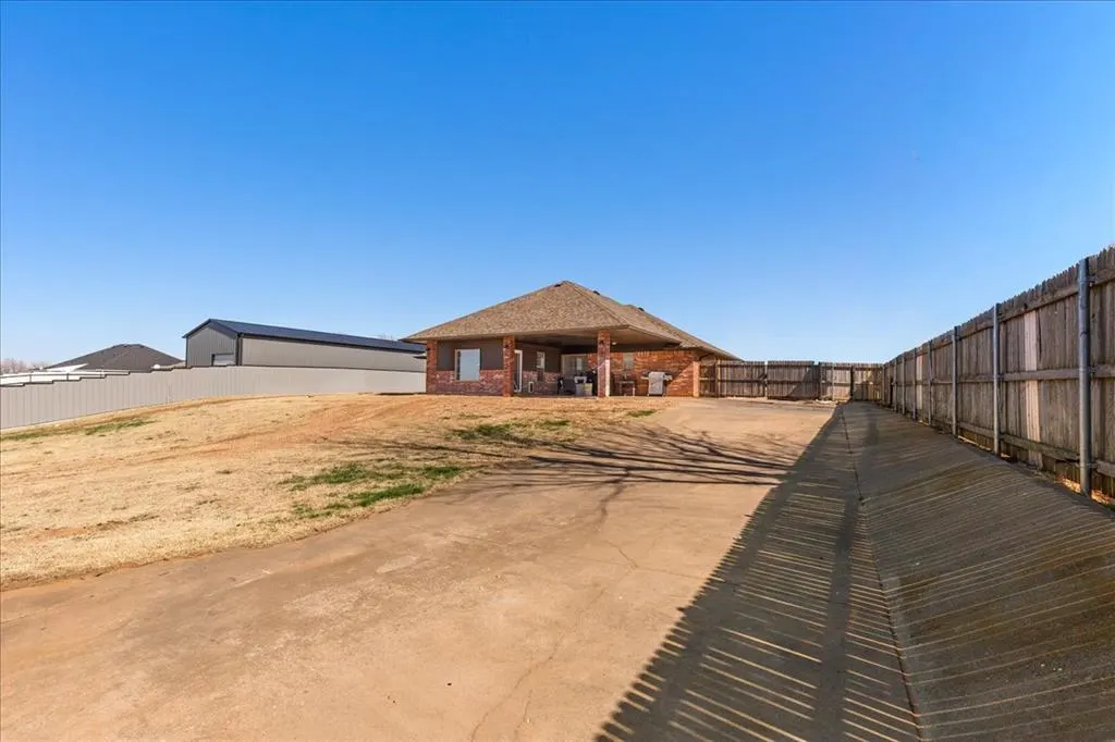 Photo 32 — 1014 N Marion Avenue, Hinton, OK 73047