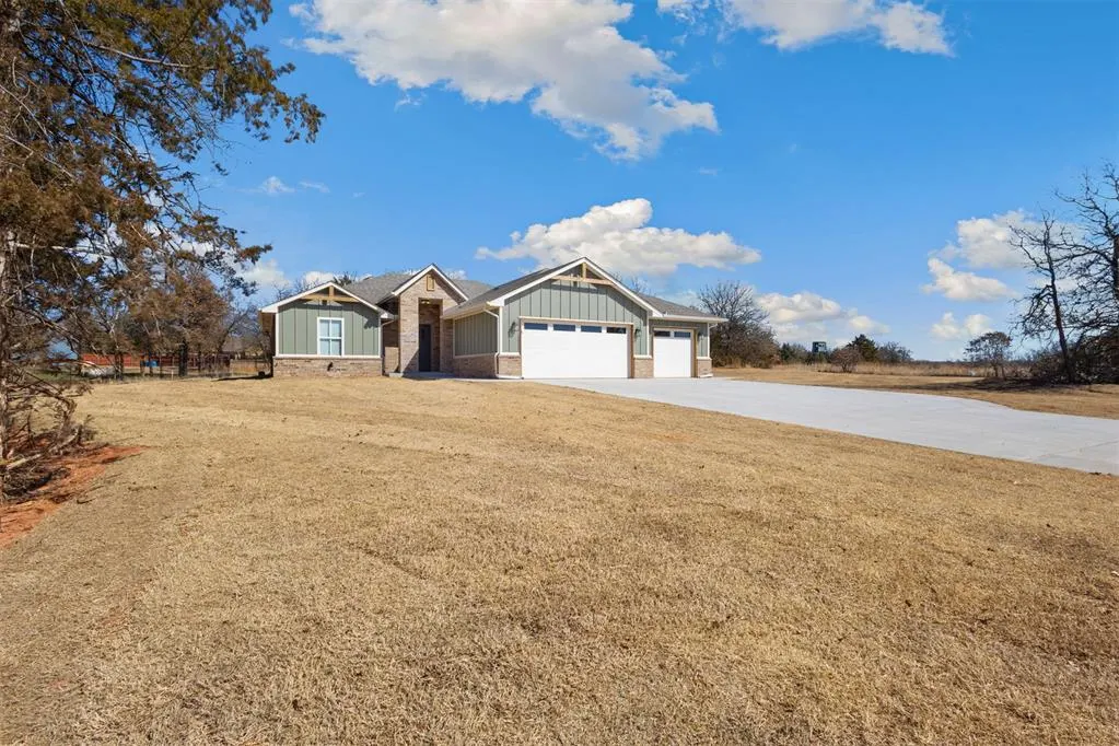 Photo 2 — 12044 Bentley Drive, Guthrie, OK 73044