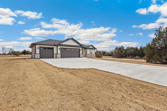 Photo 2 — 12074 Bentley Drive, Guthrie, OK 73044