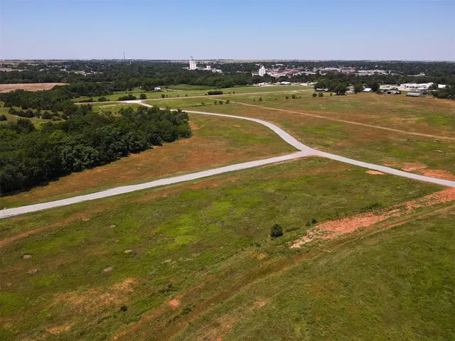 Photo 4 — 2 Stone Hill Way, Perry, OK 73072