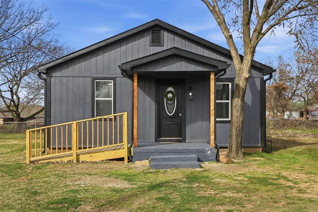 Front exterior — 404 S 3rd Avenue, Stroud, OK 74079