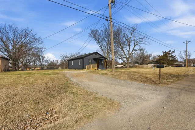 Photo 2 — 404 S 3rd Avenue, Stroud, OK 74079