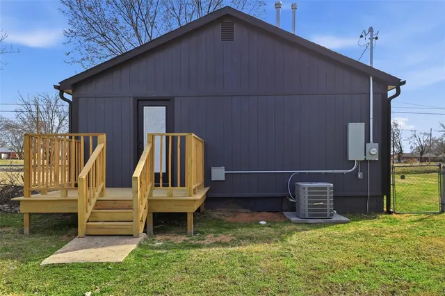 Photo 4 — 404 S 3rd Avenue, Stroud, OK 74079