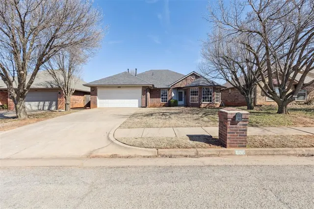 Photo 4 — 600 Fox Hunt Lane, Edmond, OK 73003