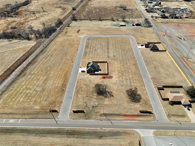 Photo 2 — 28 Flintlock Trail, Clinton, OK 73601