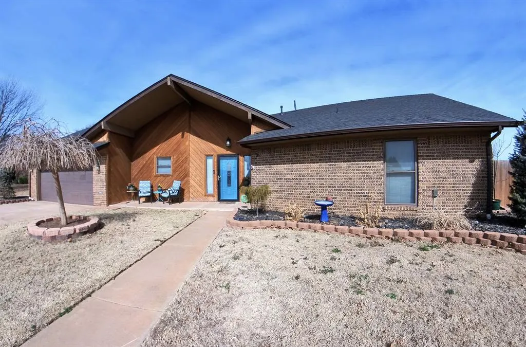 Photo 2 — 2603 Springhill Road, Clinton, OK 73601