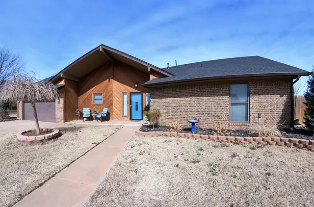 Photo 2 — 2603 Springhill Road, Clinton, OK 73601