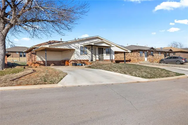 Photo 2 — 117 W McKormic Drive, Weatherford, OK 73096