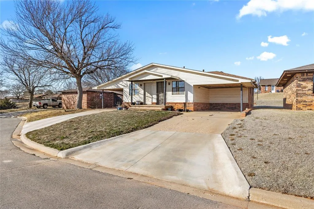 Photo 3 — 117 W McKormic Drive, Weatherford, OK 73096