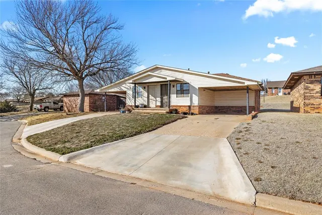 Photo 3 — 117 W McKormic Drive, Weatherford, OK 73096