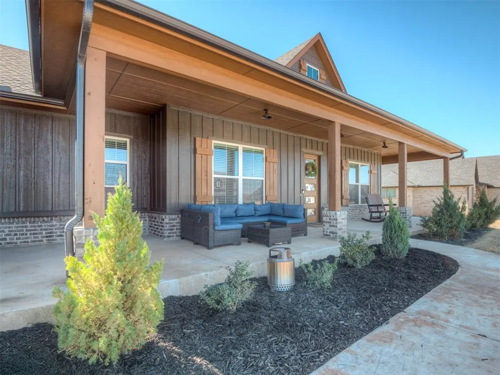 Photo 5 — 10101 Oakwood Drive, Edmond, OK 73025