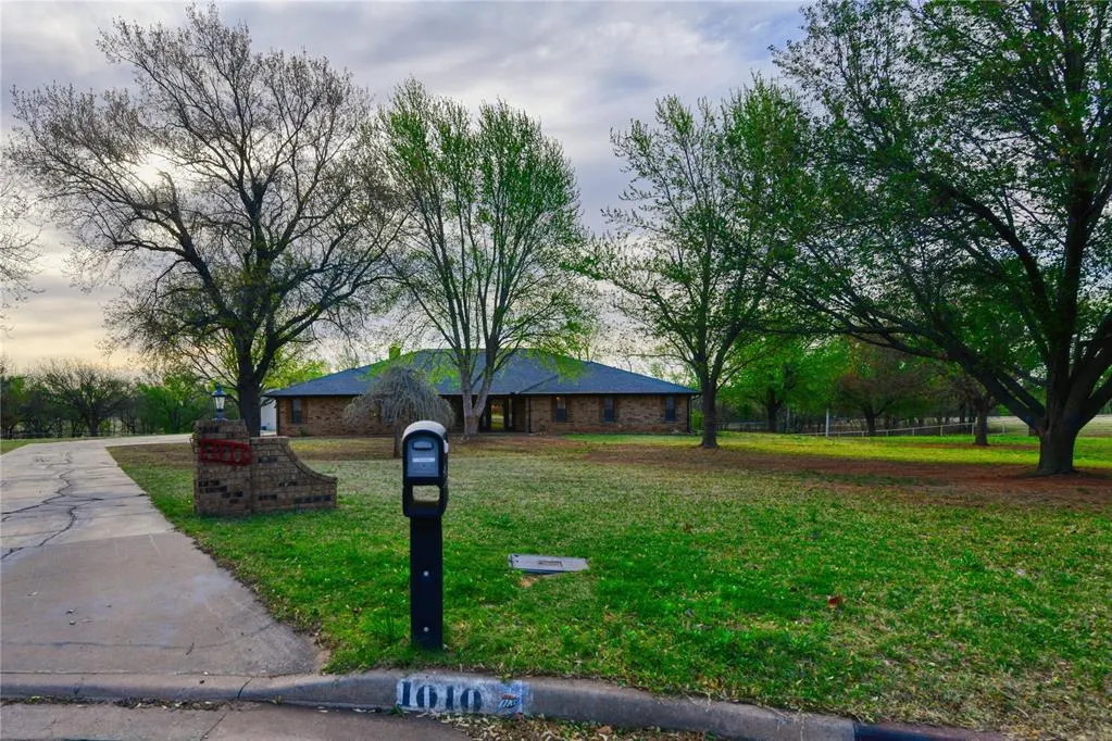 Front exterior — 1010 Amy Way, Elk City, OK 73644