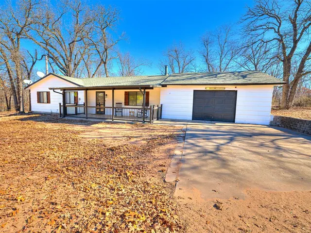 Photo 2 — 16004 April Drive, Newalla, OK 74857