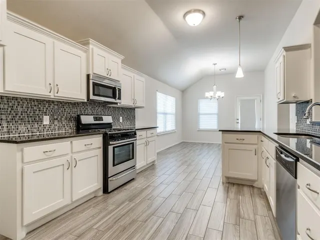 Photo 5 — 712 Windy Lane, Yukon, OK 73099