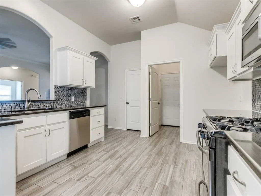 Photo 6 — 712 Windy Lane, Yukon, OK 73099