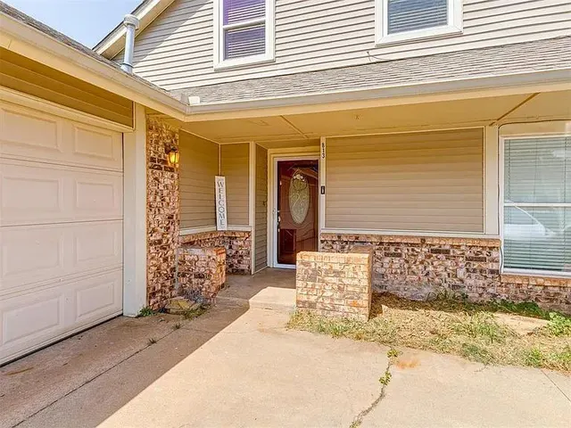 Photo 2 — 813 Lapwing Road, Edmond, OK 73003