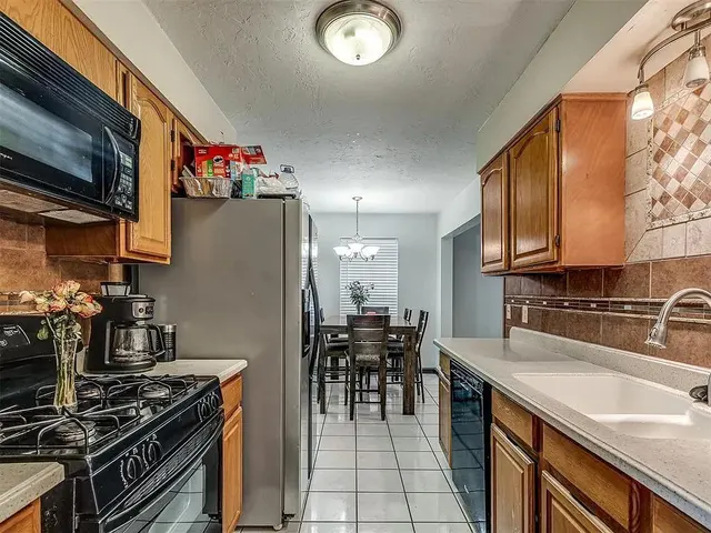 Photo 5 — 813 Lapwing Road, Edmond, OK 73003