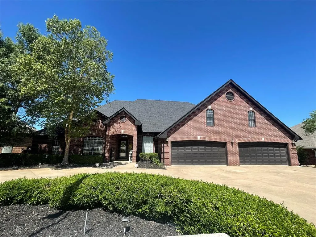 Photo 2 — 2210 Lakewood Drive, Chickasha, OK 73018